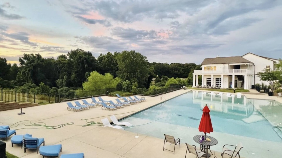 Oxford Cottage | Veteran and Ole Miss Family Owned - Quaint Cottage Near Campus and the Square