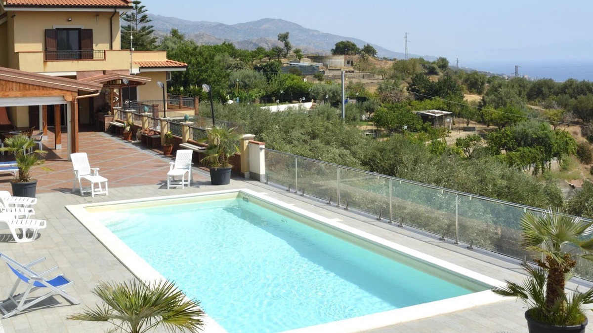 Santa Teresa di Riva Villa | Villa Gemma di mare, near Savoca.