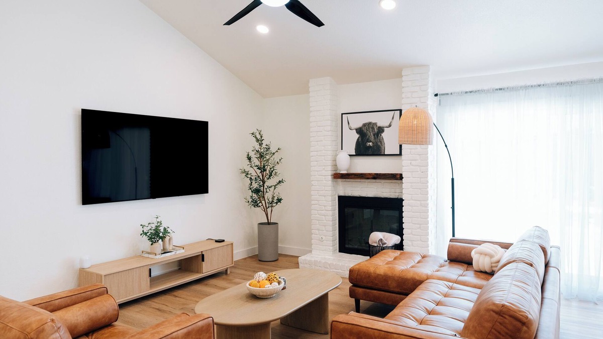 North Austin Civic Association House | Vibe and cozy House minutes from Q2 Stadium The Domain Downtown you'll love it.