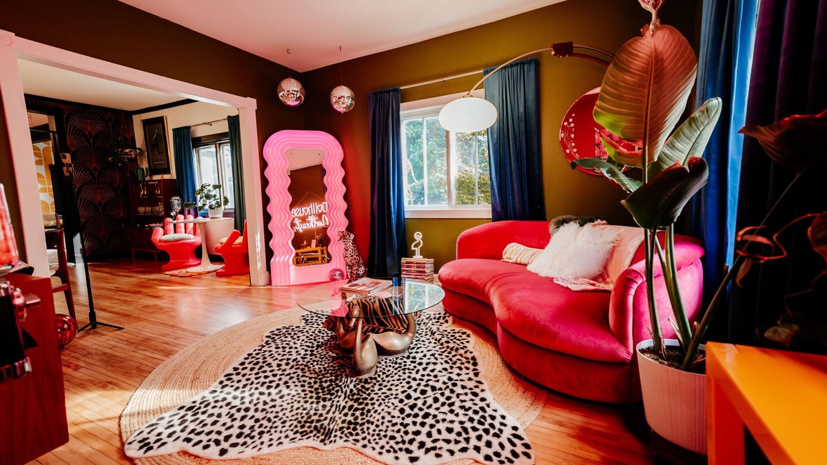 Northeast Minneapolis Arts District House | Vibes & Style at Dollhouse Northeast! Arts District Gem
