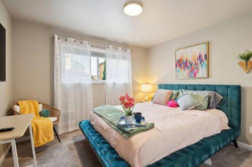 East Queen Anne Apartment | Vibrant 2bed Condo - Stroll to SEA Space Needle
