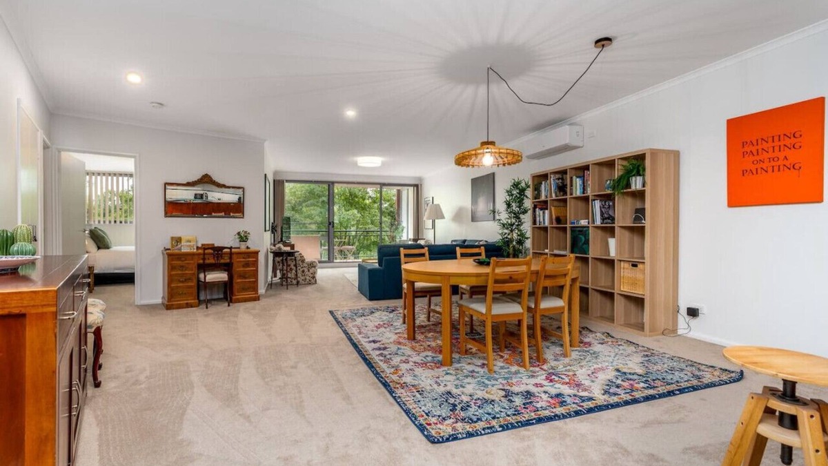 Griffith Apartment | Vibrant 2BR Apt | 500m to Manuka/Kingston!