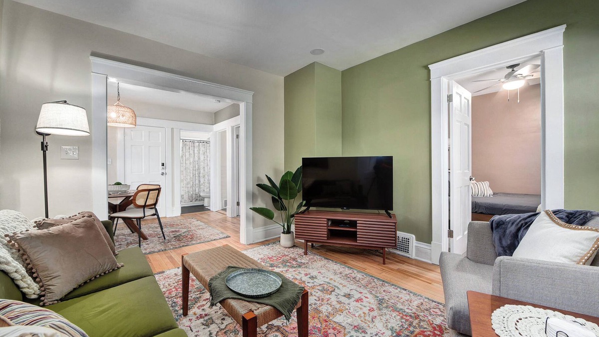 Cleveland Apartment | Vibrant 2BR Larchmere Classic Apt ~ Near Cleveland Clinic & Case Western