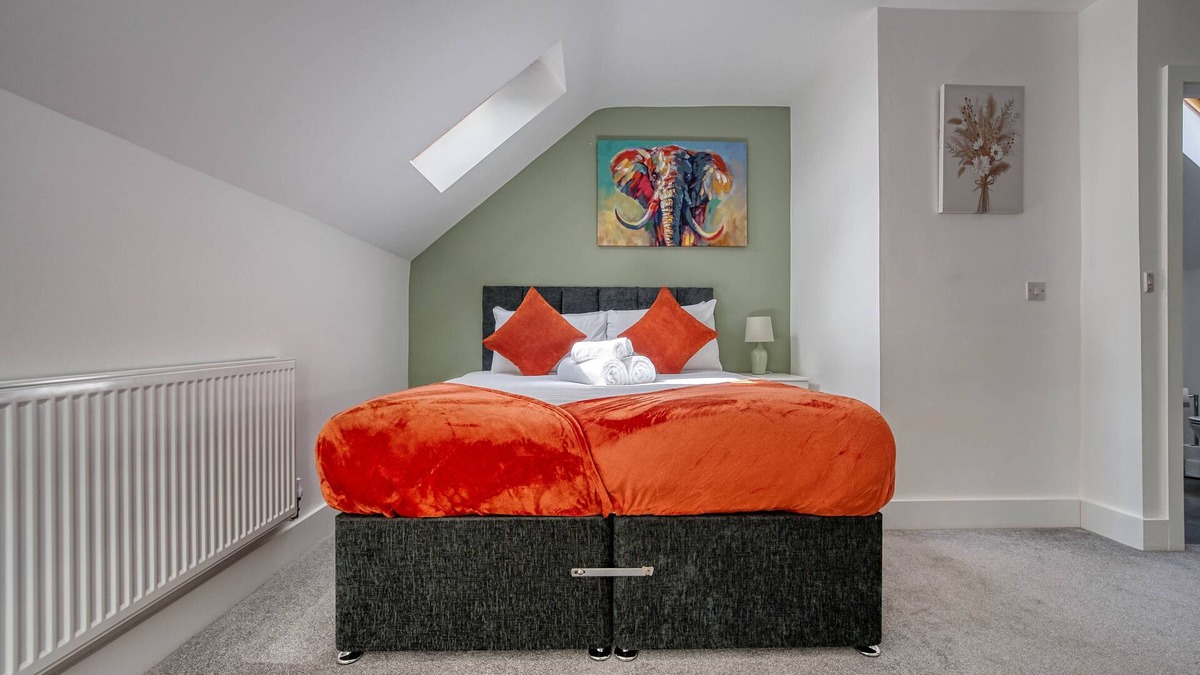 Cofton Hackett House | Vibrant 4BR for Families & Contractors w/Parking