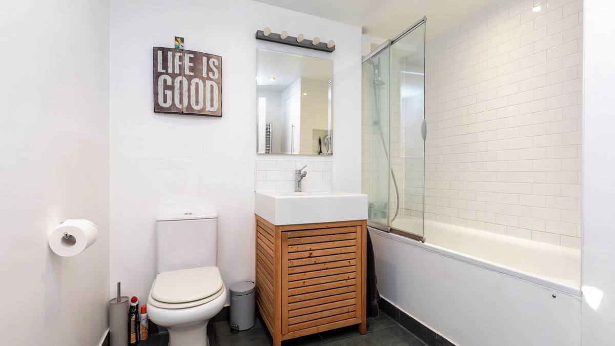 Latchmere Apartment | Vibrant and Leafy 2BD Flat in Battersea
