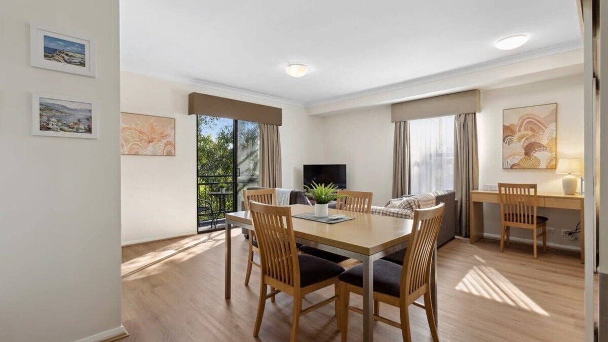 Northbridge Apartment | Vibrant Apartment in Northbridge