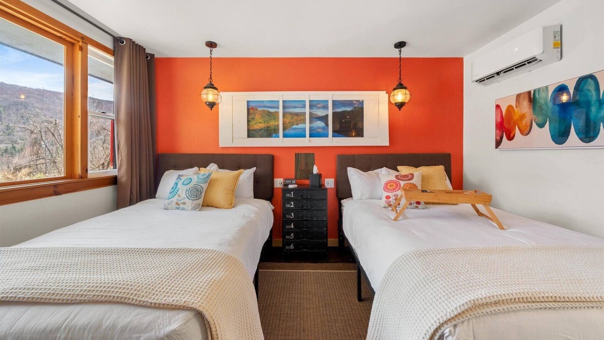 Hancock Hotel | Vibrant & Cozy Getaway with Artistic Touches and Modern Comforts