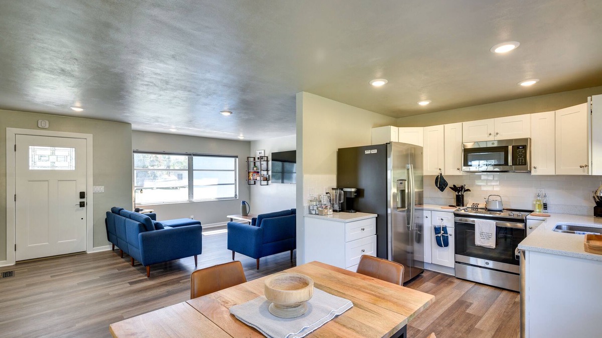 DeLand House | Vibrant DeLand House Near Stetson University!