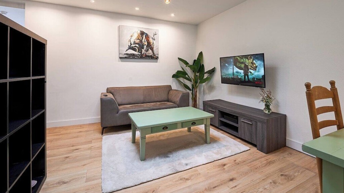 Stratum Apartment | Vibrant Eindhoven Retreat in Stratum