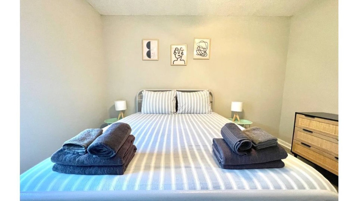 Hinesville House | Vibrant Family Home, Ping Pong table & Large Yard