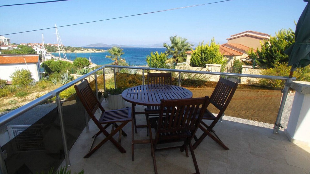 Dalyan Mahallesi Apartment | Vibrant Flat with Sea View near Sea in Cesme