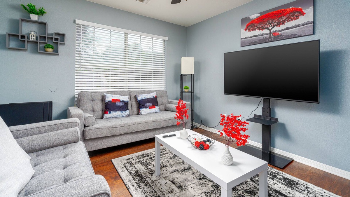Franklin Park House | VIBRANT GREAT ESCAPE|4 MILES TO DOWNTOWN|GAME ROOM|FIREPIT