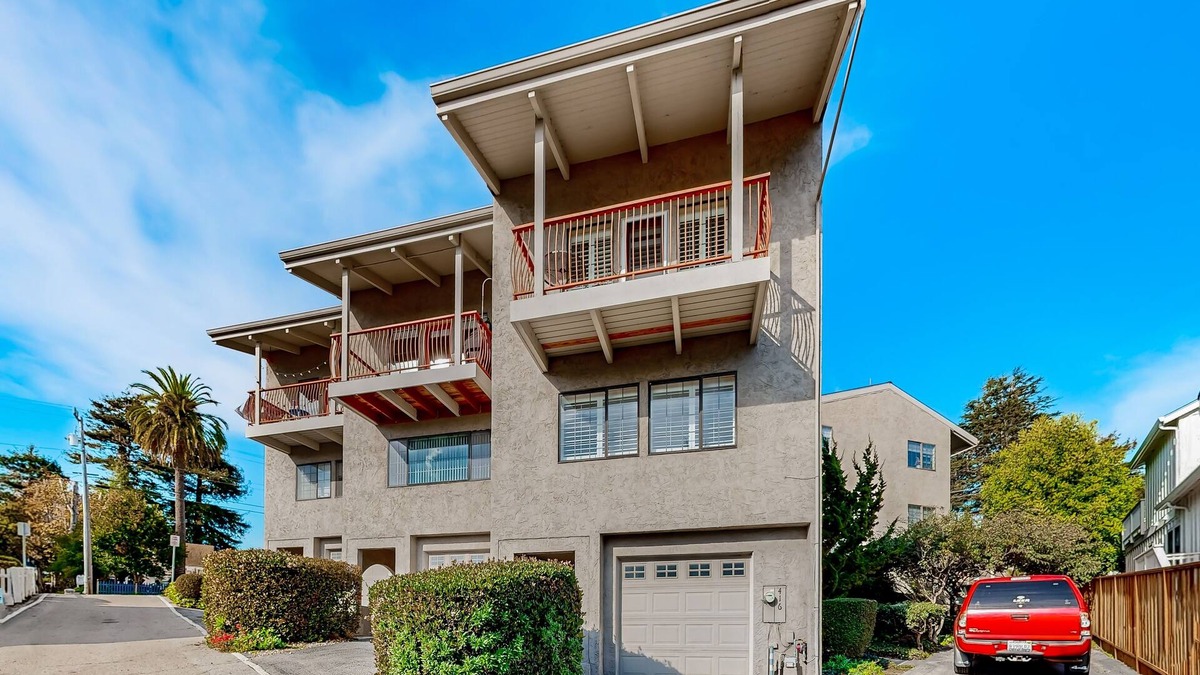 Beach Hill - Beach Flats House | Vibrant home with breathtaking views & convenient location