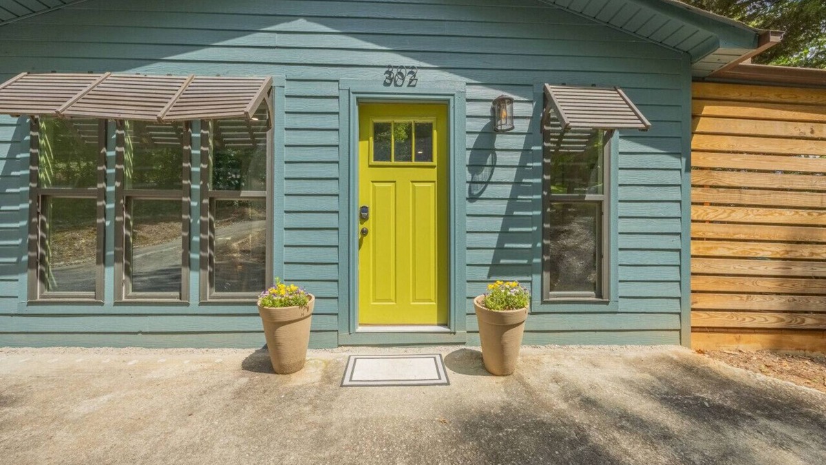 Toccoa House | Vibrant Lakefront Getaway