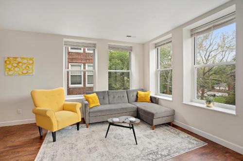 DeBaliviere Place Apartment | Vibrant Pad next to ForestPark/BJC/WashU