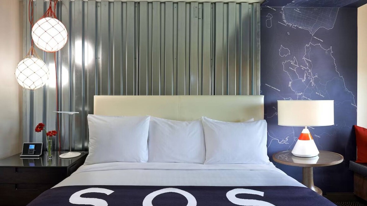 Fisherman's Wharf Hotel | Vibrant Room Close to Wharf, Pier 39 & Tours | Perfect for Romantic Couple Stay