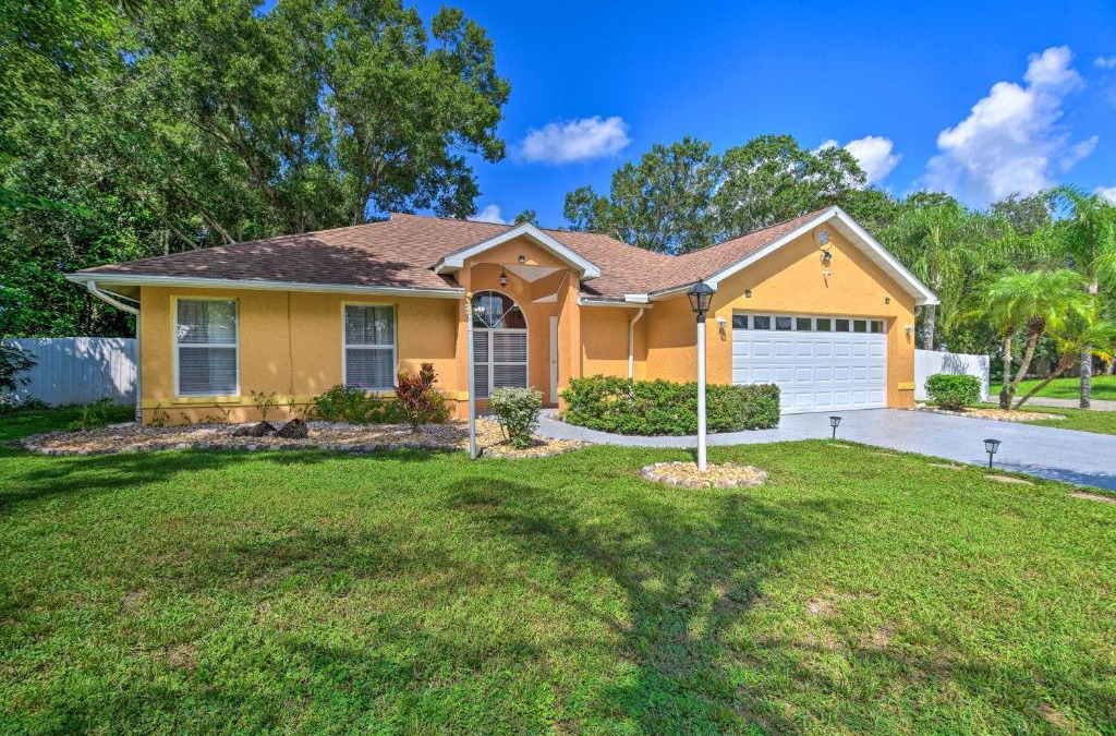 Fruitville House | Vibrant Sarasota Home Yard and Furnished Deck!
