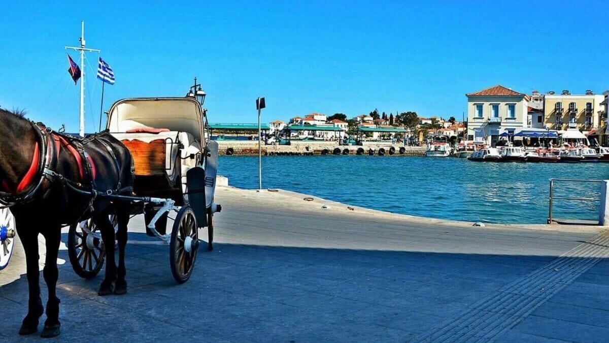Agii Anargiri Condo | Vibrant Spetses - Mata Colorful Nest