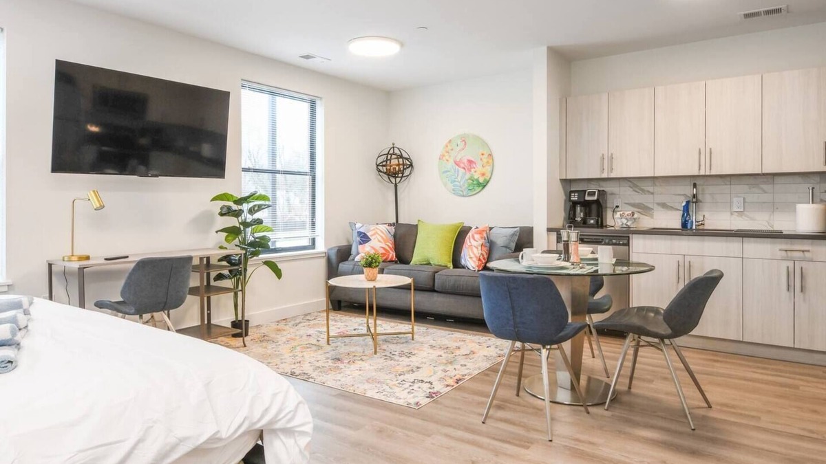 Orange Apartment | Vibrant Studio KING ! Free Parking ! 30 min to NYC