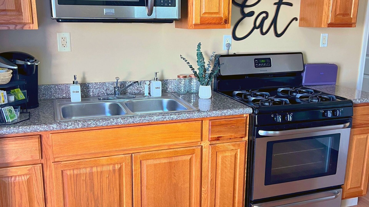 Saint Anthony Apartment | Vibrant Studio, WiFi, Free Park- Walk to UNO, 2mi to city park, 4mi FrenchMarket