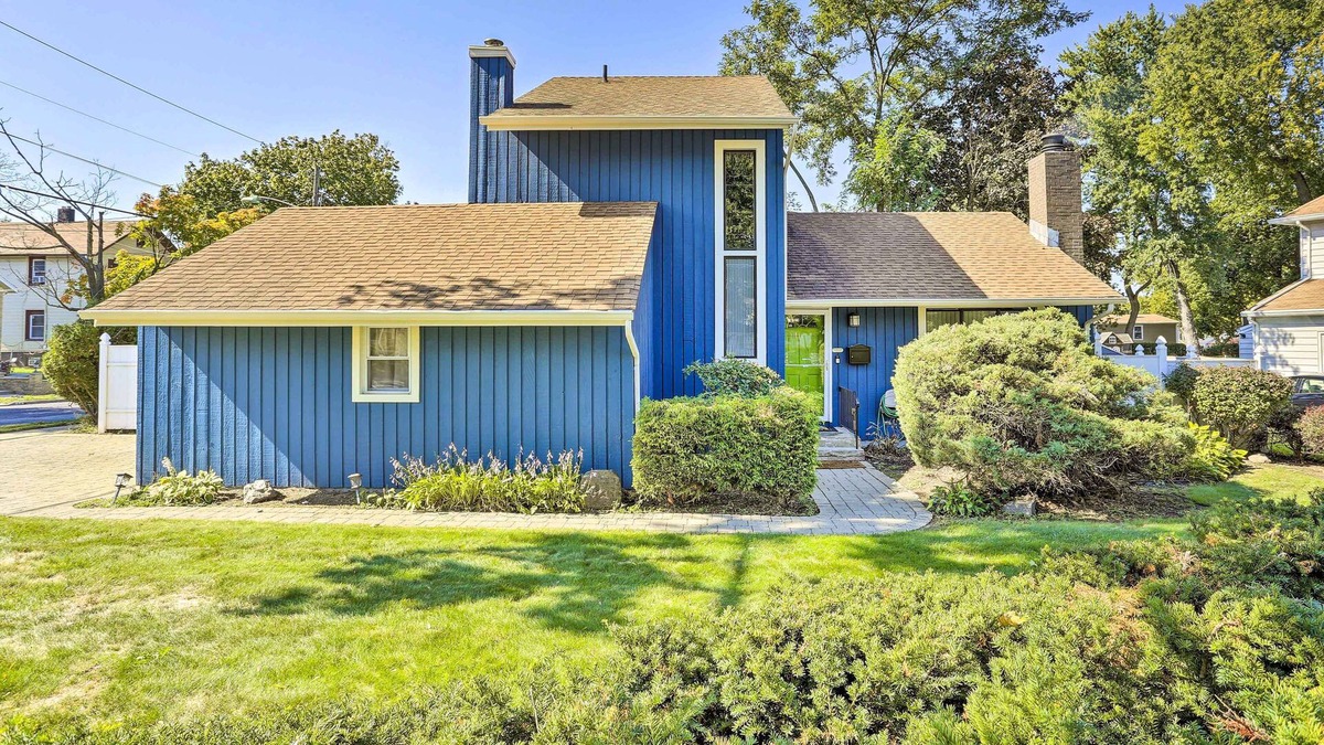 Teaneck House | Vibrant Teaneck Home ~ 12 Mi to Manhattan!