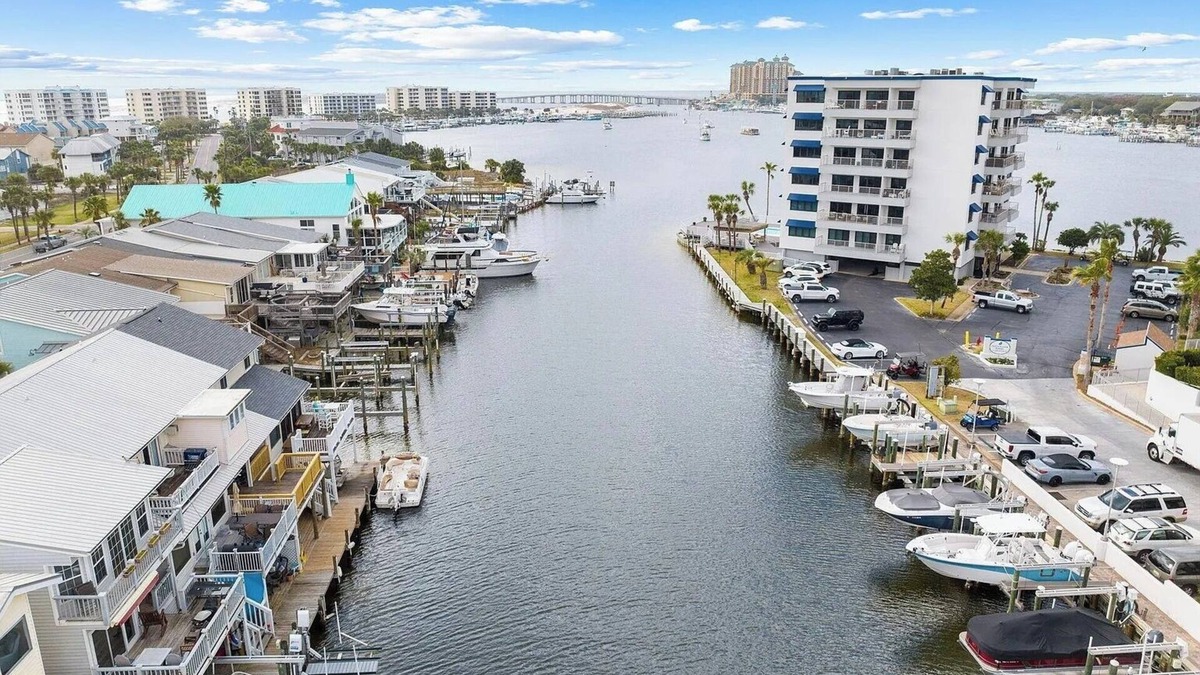 Holiday Isle House | "Vic's Fish Camp" 2 Private Beaches, Dock Space, 2 Balconies, Canal Front