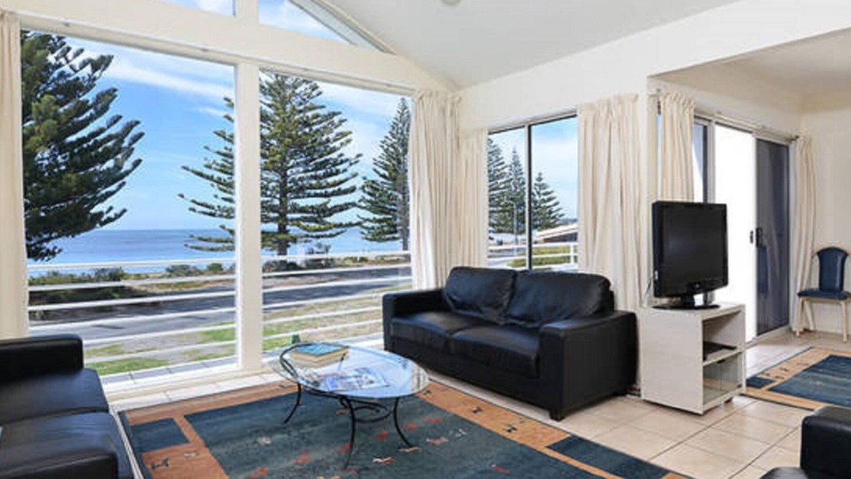 Victor Harbor House | VICTOR BEACH HOUSE - Seafront on exclusive Encounter Bay @ Victor Harbor
