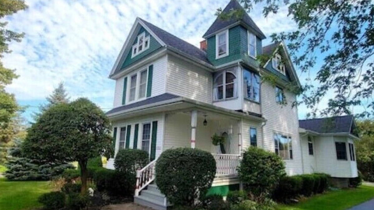Elma Apartment | Victoria House luxurious country feel. Close to Buffalo Bills stadium.