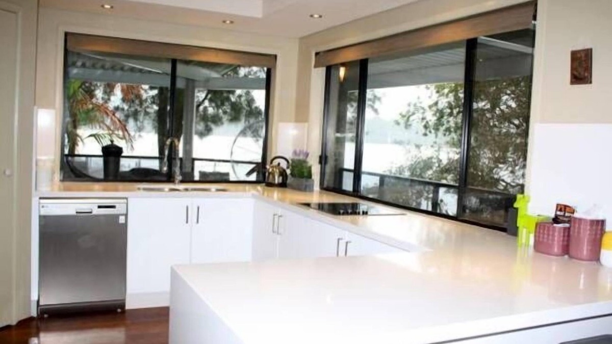 Bonnells Bay House | Victoria Lakeside House