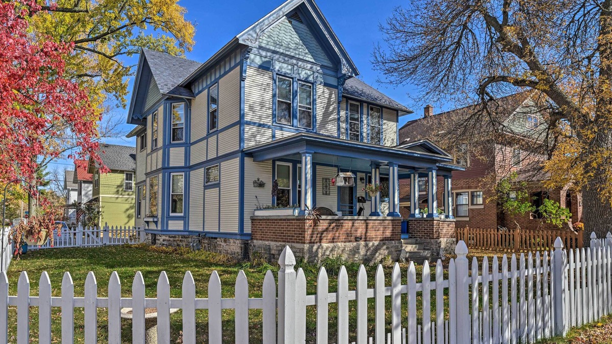 Stevens Point Apartment | Victorian Apartment < 1 Mi to Wisconsin River