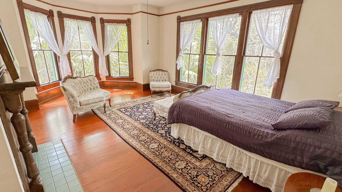 Duckpond Apartment | Victorian Apt. w/Tailgate Spot near Stadium!