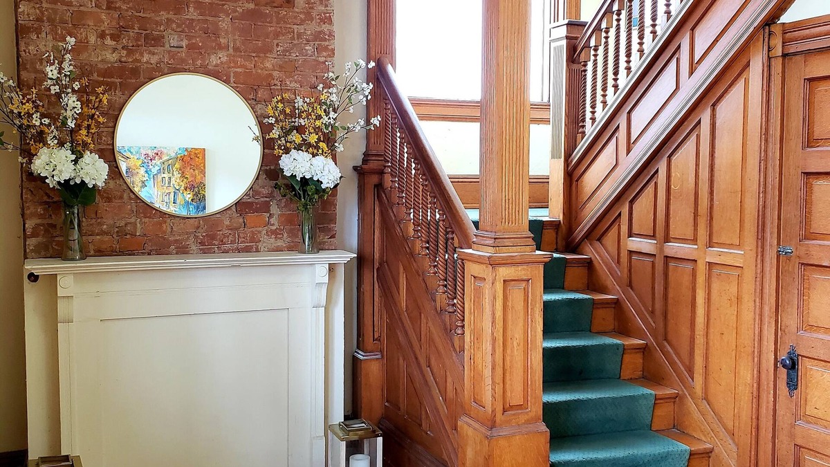 East Walnut HIlls Condo | Victorian Beauty turned condo - 5 min to downtown!