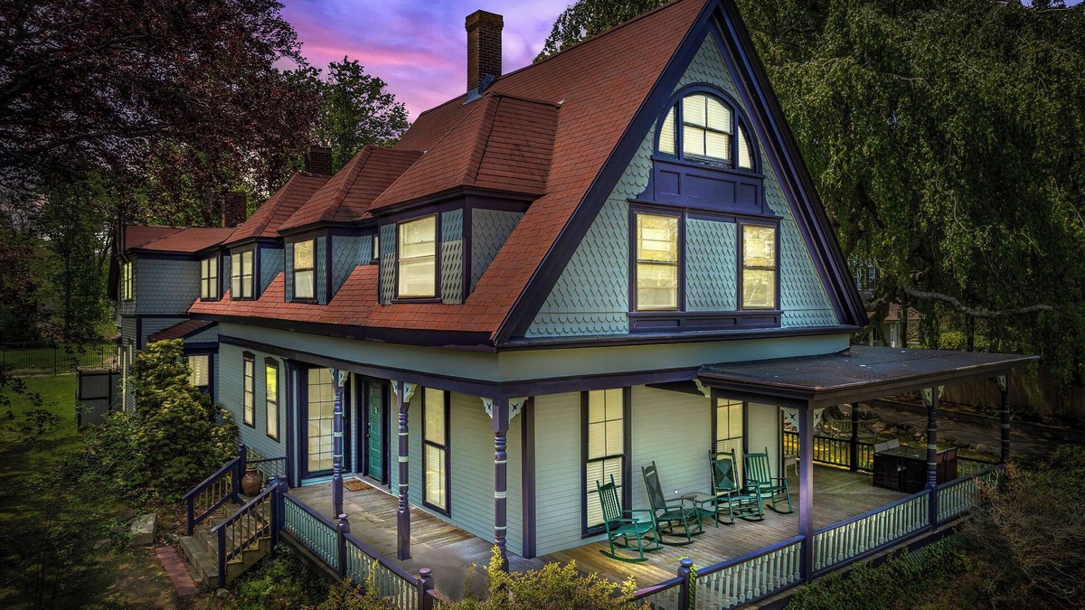 Barnstable Bed & Breakfast | Victorian by the Sea - Marble Suite at Beechwood Manor