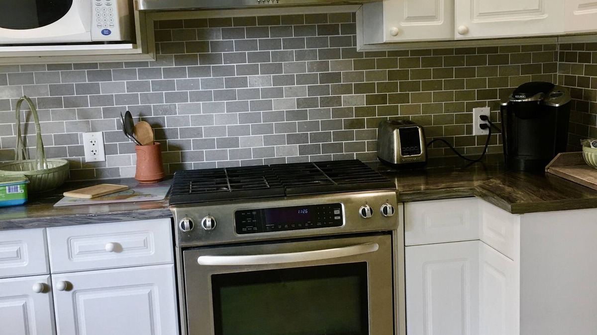 Amherst Apartment | VICTORIAN Clarence House Duplex in Historic Downtown Residential Amherst, NS