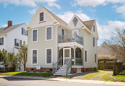Chincoteague House | Victorian Cottage