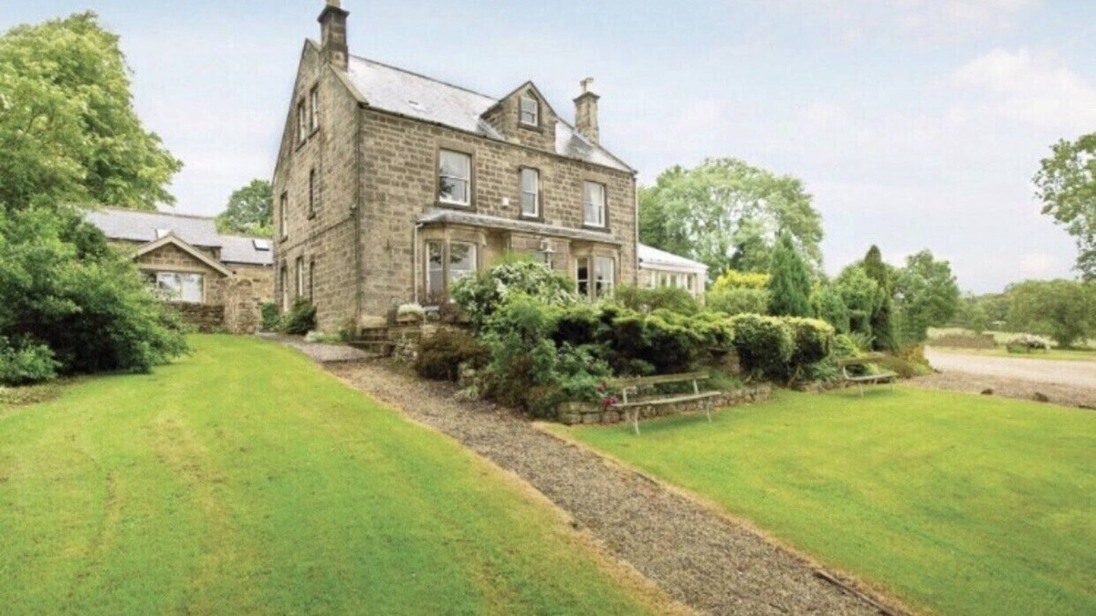 Woolley Moor House | Victorian Detached Stone Built ‘Gentleman’s Residence’ sleeps 6-13