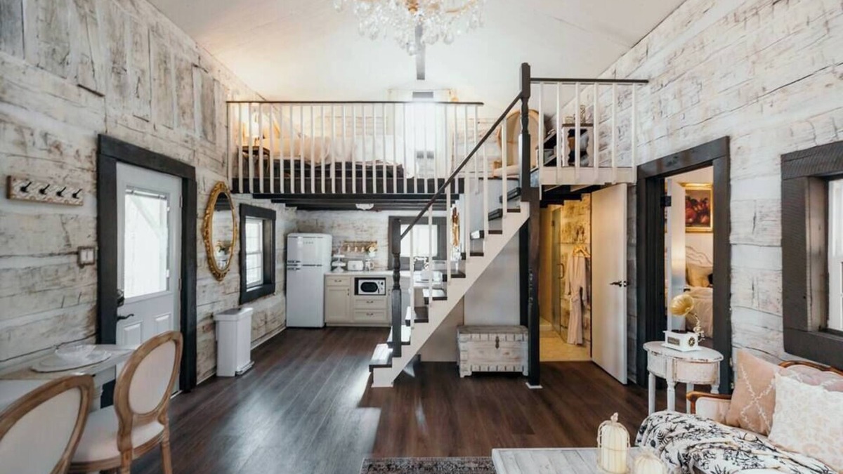 South Bloomingville Cabin | Victorian French Cottage w/Hot Tub: Hocking Hills