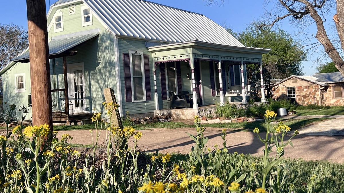Mason House | Victorian gem in the TX Hill Country! Small-town charm, wineries ,& wildflowers