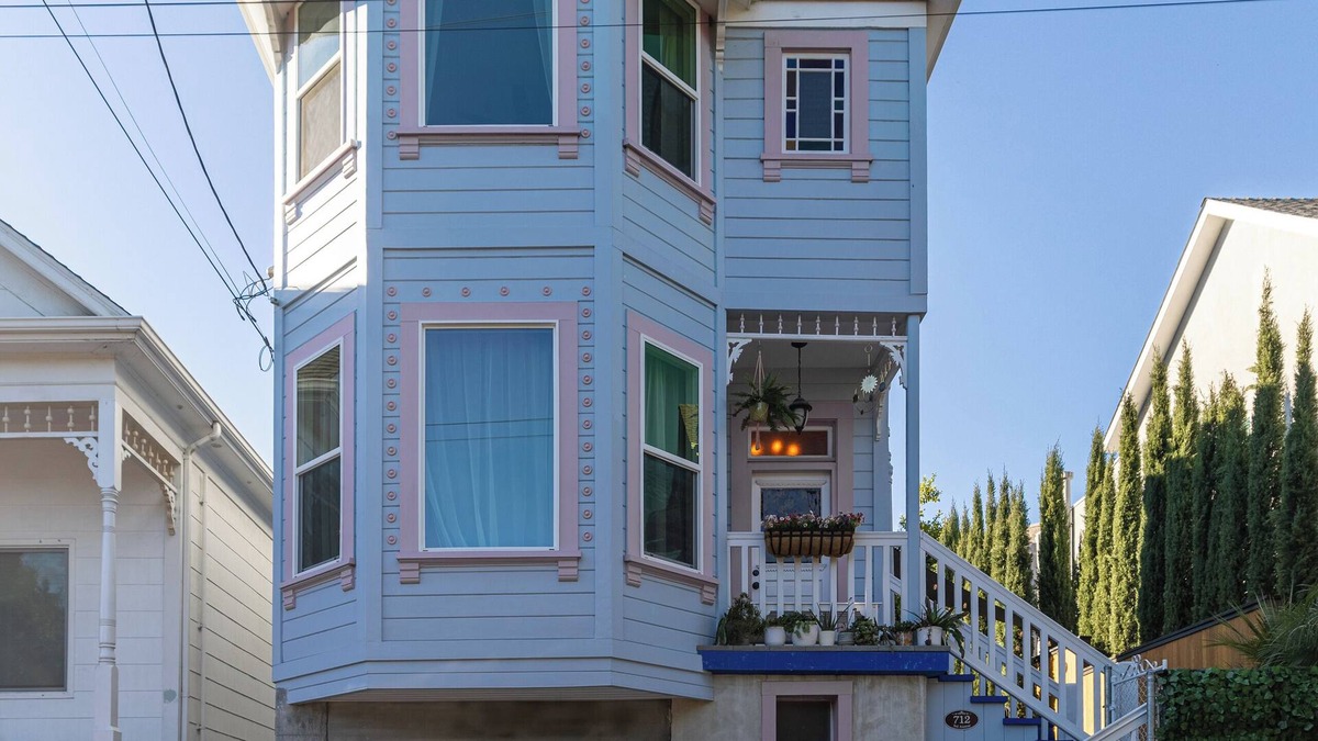 Crockett House | Victorian Home - 2bed 2.5baths, huge backyard, 30 mins to Napa & SF, Free Pets!