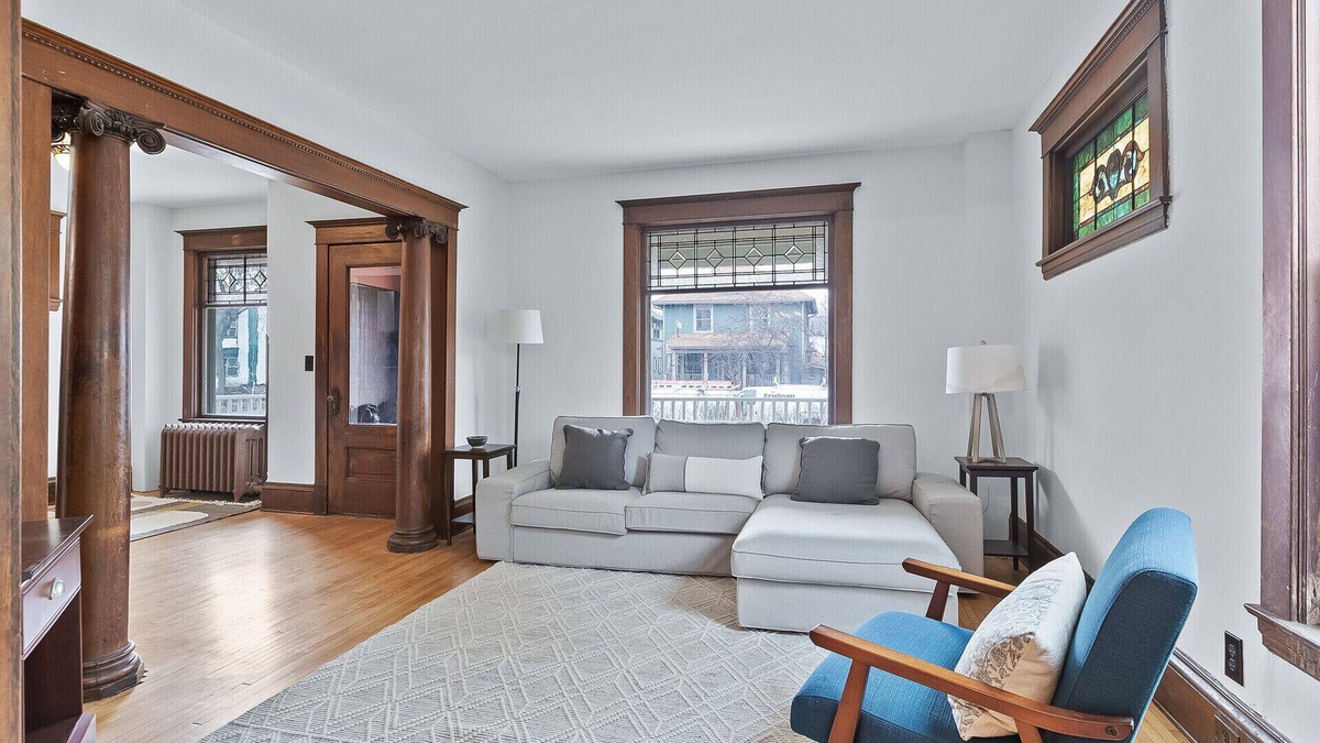 Whittier House | Victorian house in Uptown: Hot Tub, Near the Convention Center, DT and the lakes