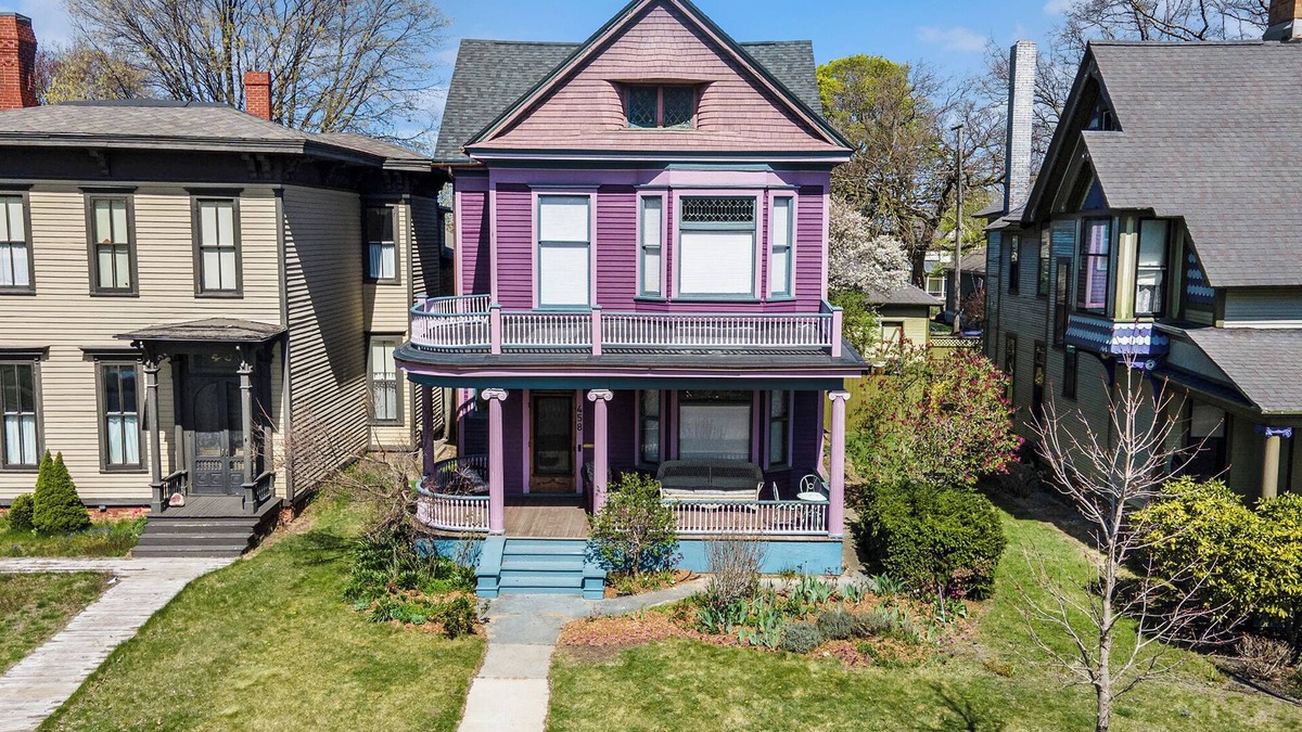 Nelson House | Victorian in downtown historic district. Large porches. Near lakes and trails.