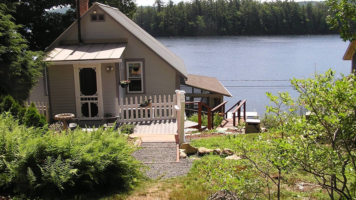 Spofford Cottage | Victorian Lakefront Cottage With Spectacular Sunrise View Of Water