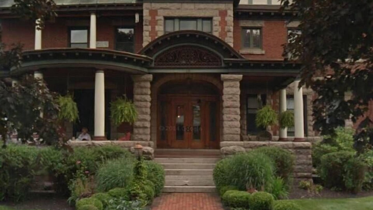 Saratoga Springs Condo | Victorian Mansion Executive Condo