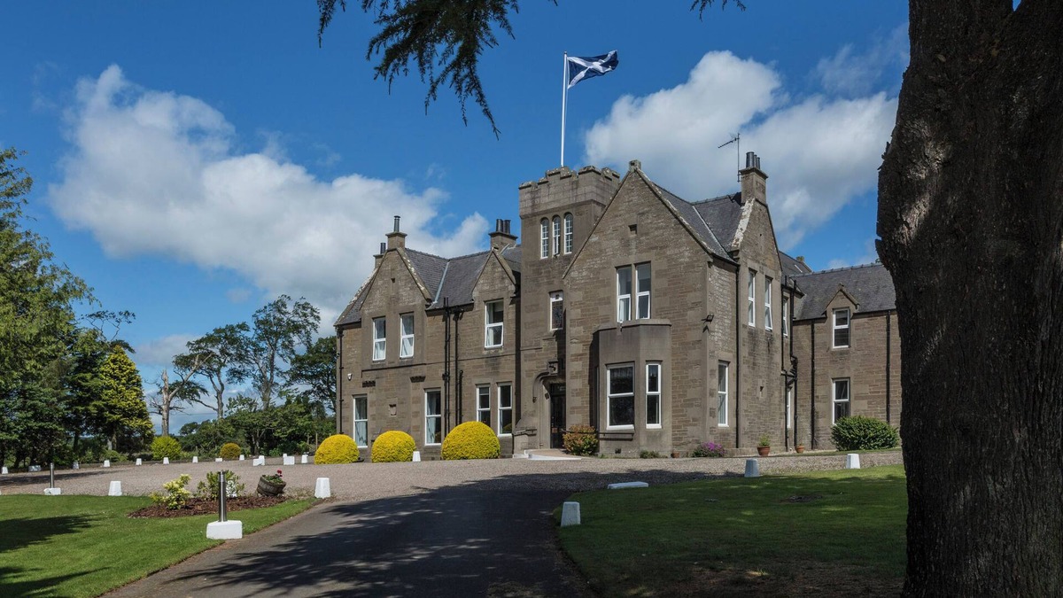 Carnoustie House | Victorian Mansion, fully refurbished, sleeps 24 guests in 12 ensuite bedrooms