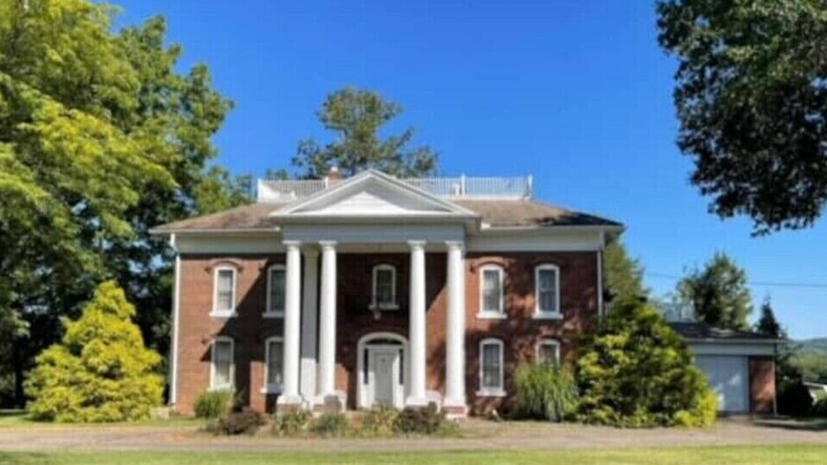 Somerdale Apartment | Victorian Oasis in Mineral City, near Atwood - Deer Hunting - Hot Tub