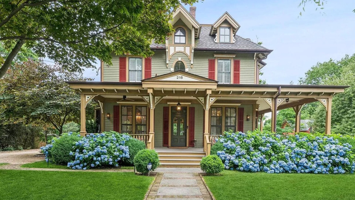 Mamaroneck House | Victorian Retreat Sleeps 12 with Pool, Gym, Near Water/Town/Train to NYC