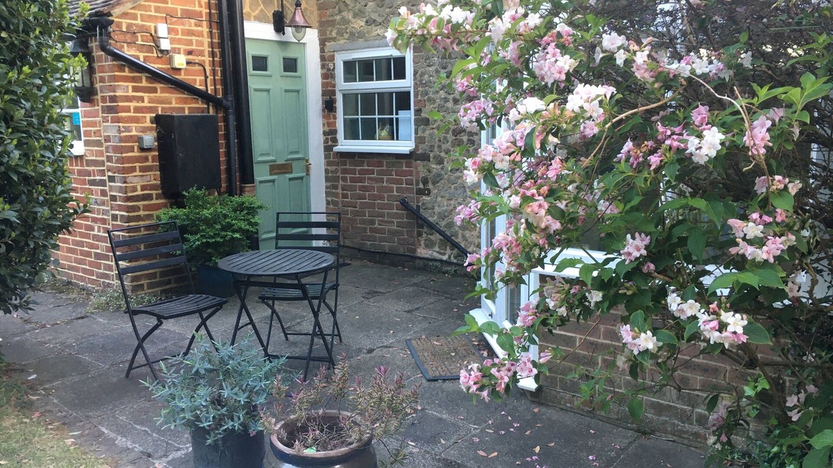 Liss Cottage | Victorian Stable House with attractive vaulted ceiling , Southdowns.