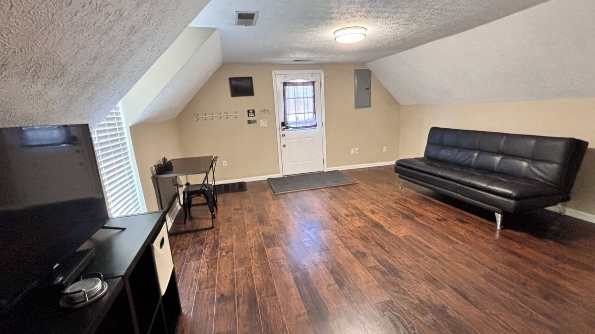 New Pekin Apartment | Victorian Upstairs Apartment with fast WiFi & Desk