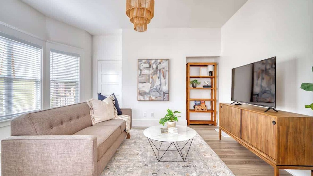 King House | Victorian Vibes 3BR Steps to Mississippi