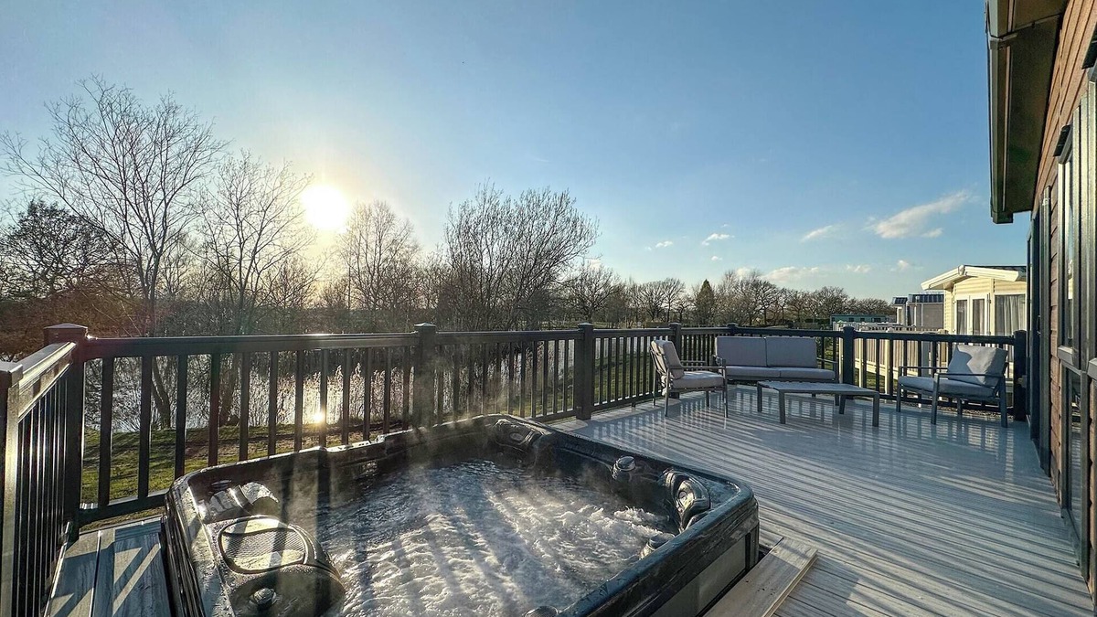 Holton Le Clay Ski Chalet | Victory ParkView VIP